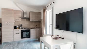 Réfrigérateur, micro-ondes, four, cafetiÚre/bouilloire