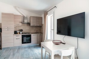 Fridge, microwave, oven, coffee/tea maker