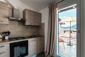 Fridge, microwave, oven, coffee/tea maker