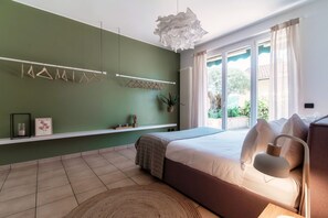 2 عدّة غرف نوم ومكواة/لوح كي وواي فاي وملاءات أسرّة