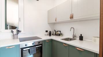 Frigorifero, microonde, forno, piano cottura