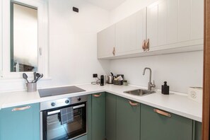 Frigorífico, microondas, horno y placa de cocina