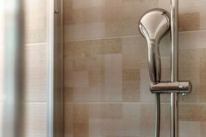 Douche, séchoir à cheveux, bidet, shampooing