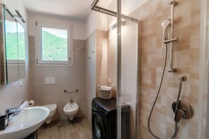 Shower, hair dryer, bidet, shampoo - Romantic Apartment with a View of Como (Casa Luna) (Como)