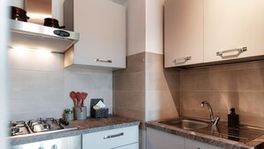 Wasserkocher mit Kaffee-/Teezubehör, Kühlschrank, Mikrowelle, Ofen