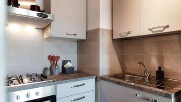 Frigorifero, microonde, forno, piano cottura