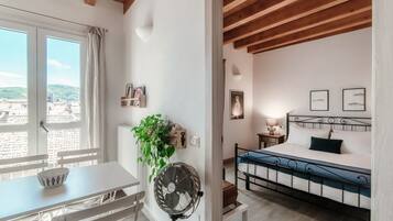 1 habitación, tabla de planchar con plancha, wifi y ropa de cama