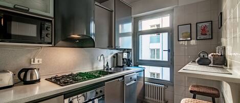 冰箱、微波炉、烤箱、炉灶