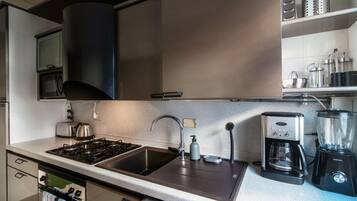 Frigorifero, microonde, forno, piano cottura