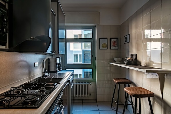 Réfrigérateur, four à micro-ondes, un four, surface de cuisson