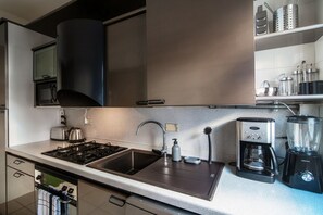 Réfrigérateur, four à micro-ondes, un four, surface de cuisson