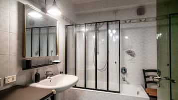 Secador de cabelo, bidê, toalhas de banho, sabonete