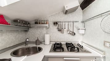 KĂŒhlschrank, Mikrowelle, Ofen, Herdplatte