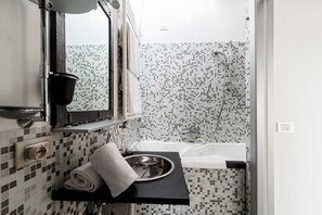 Regadera, secadora de cabello, bidet, toallas 