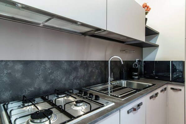 Frigorifero, microonde, forno, piano cottura