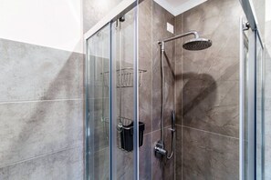 Dusche, Haartrockner, Bidet, Handtücher
