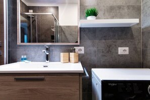 Een douche, een haardroger, een bidet, handdoeken