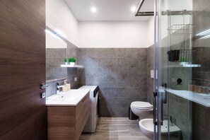 Douche, sèche-cheveux, bidet, serviettes fournies