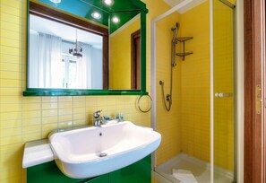 Regadera, secadora de cabello, bidet, shampoo 