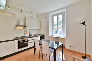 Een koelkast, een oven, een kookplaat, een vaatwasser