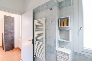Douche, séchoir à cheveux, bidet, shampooing