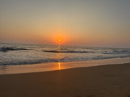 Ubicación a pie de playa y arena blanca