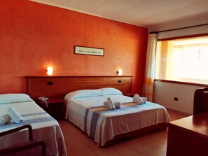 Minibar, desk, cribs/infant beds, bed sheets - Malaspina Hotel & Resort (Bosa)