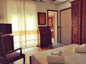 Minibar, skrivbord, barnsängar och sängkläder