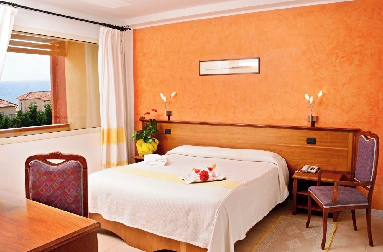 Dubbelrum | Minibar, skrivbord, barnsängar och sängkläder