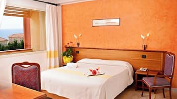 Double Room | Minibar, desk, cribs/infant beds, bed sheets