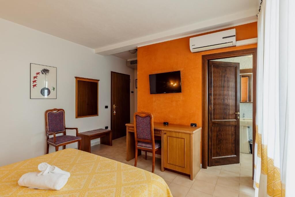 Minibar, skrivbord, barnsängar och sängkläder