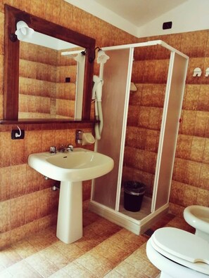 Regndusch, hårtork, bidé och handdukar