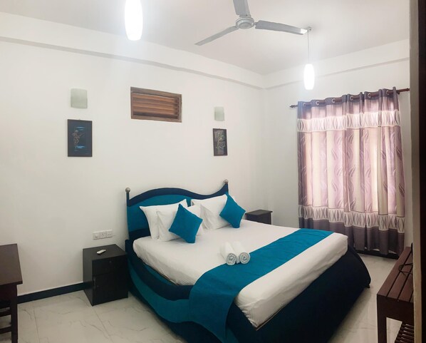 Deluxe Double Room | Desk, laptop workspace, free WiFi, bed sheets - Trinco Waves (Trincomalee)
