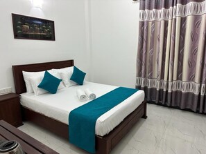 Basic Double Room | Desk, laptop workspace, free WiFi, bed sheets - Trinco Waves (Trincomalee)
