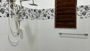 Basic Double Room | Bathroom | Shower, rainfall showerhead, free toiletries, heated floors