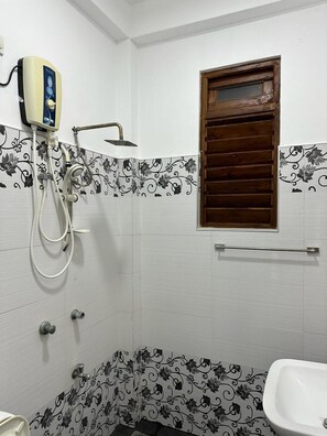 Basic Double Room | Bathroom | Shower, rainfall showerhead, free toiletries, heated floors - Trinco Waves (Trincomalee)