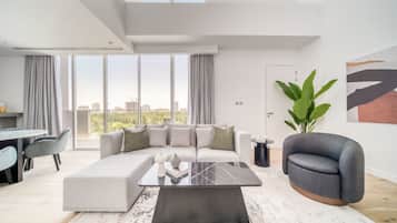 Penthouse Luxe, 1 chambre | Coin séjour | TV connectée