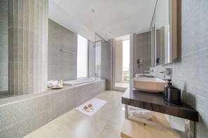 Deluxe Suite, 2 Bedrooms | Bilik Mandi | Kelengkapan dandanan diri percuma, tuala disediakan 