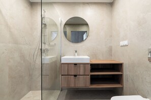 Deluxe-Apartment | Badezimmer | Kostenlose Toilettenartikel, Toilettenpapier