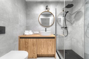Deluxe-Apartment | Badezimmer | Kostenlose Toilettenartikel, Toilettenpapier