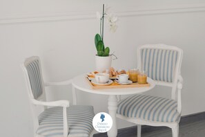 Classic Double or Twin Room | Hypo-allergenic bedding, down comforters, minibar, desk - Palazzo Chiatamone (Naples)