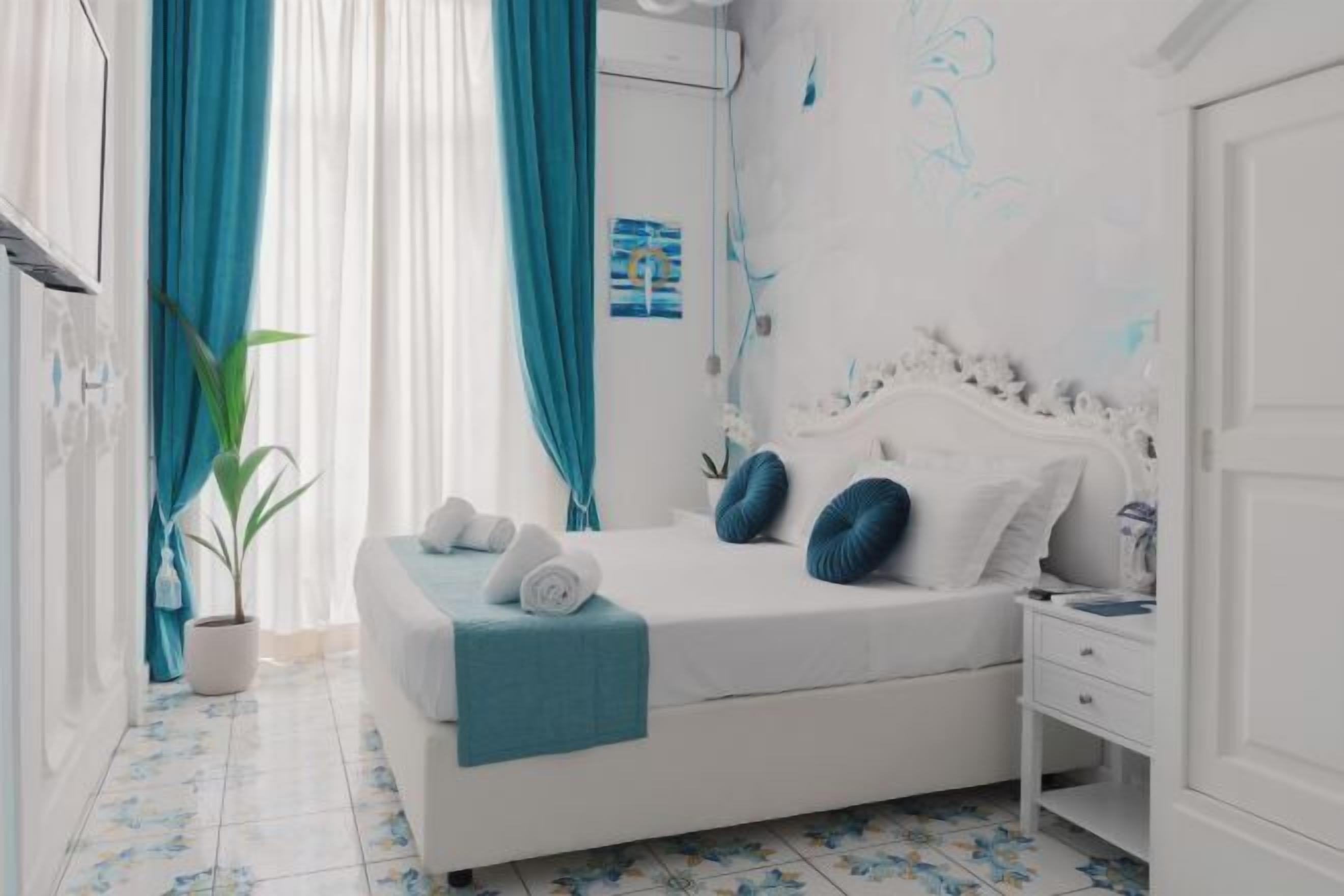 Literie hypoallergénique, couette en duvet d'oie, minibar, bureau