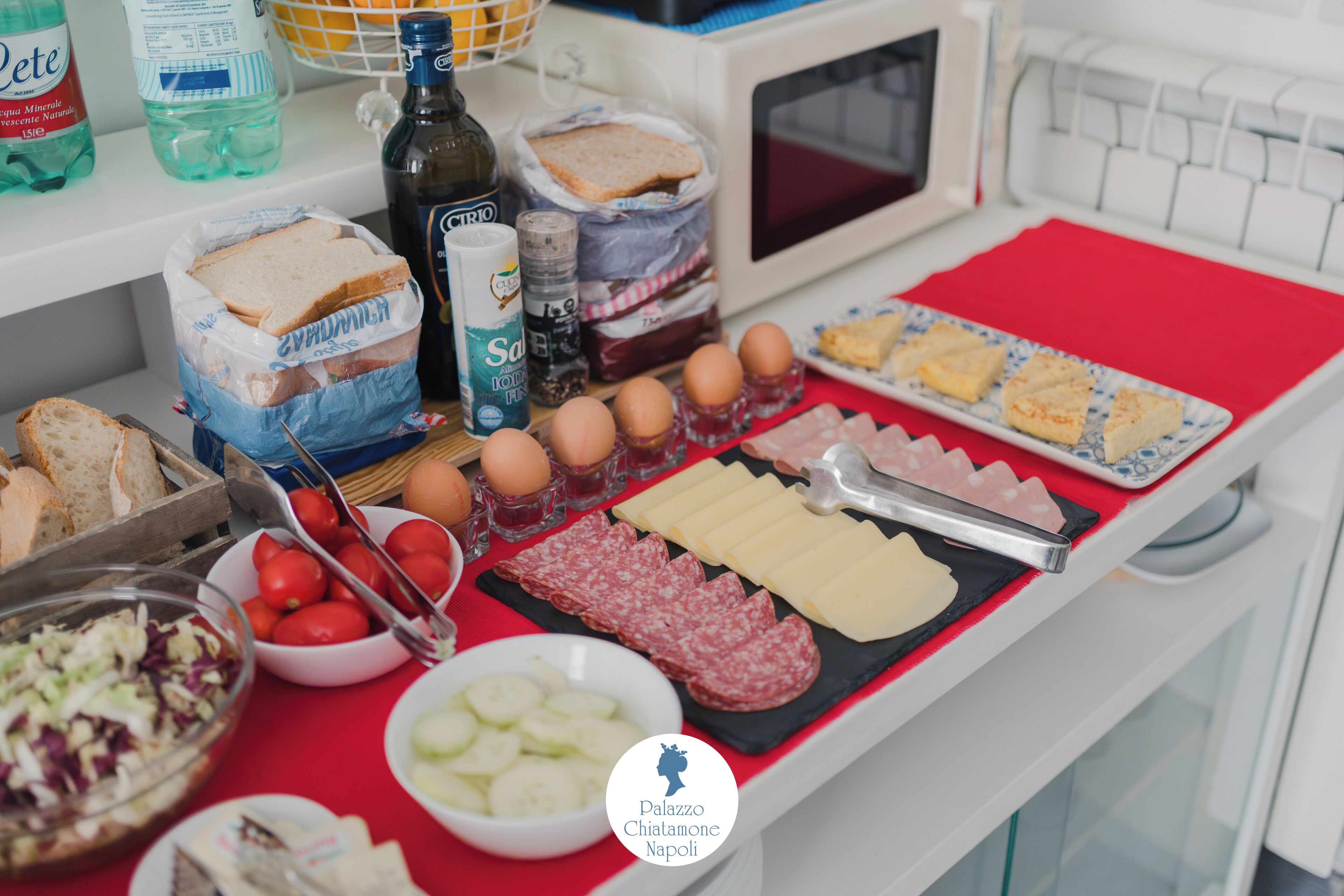 Una encimera de cocina con diversos alimentos y electrodomésticos.