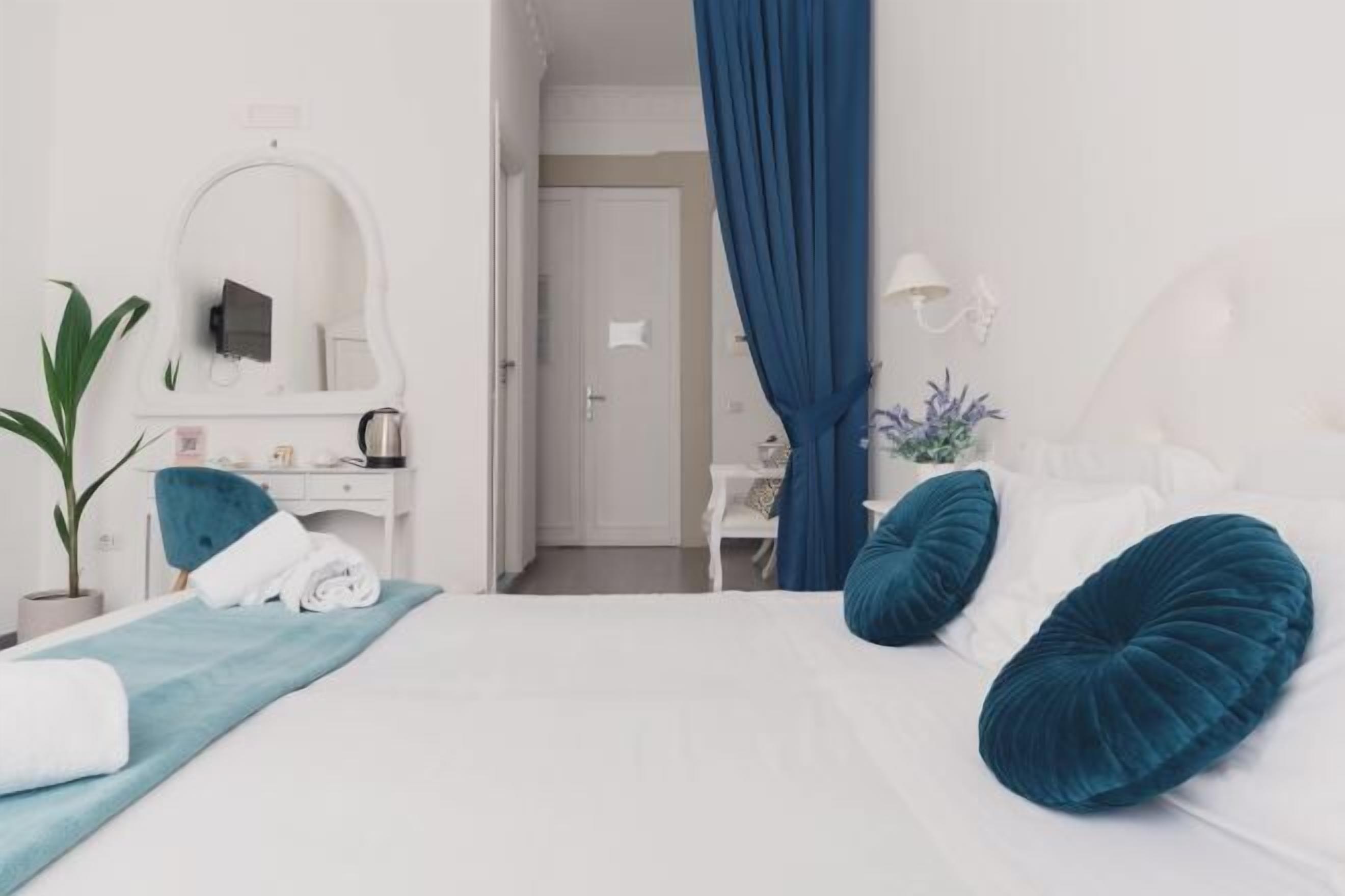 Literie hypoallergénique, couette en duvet d'oie, minibar, bureau