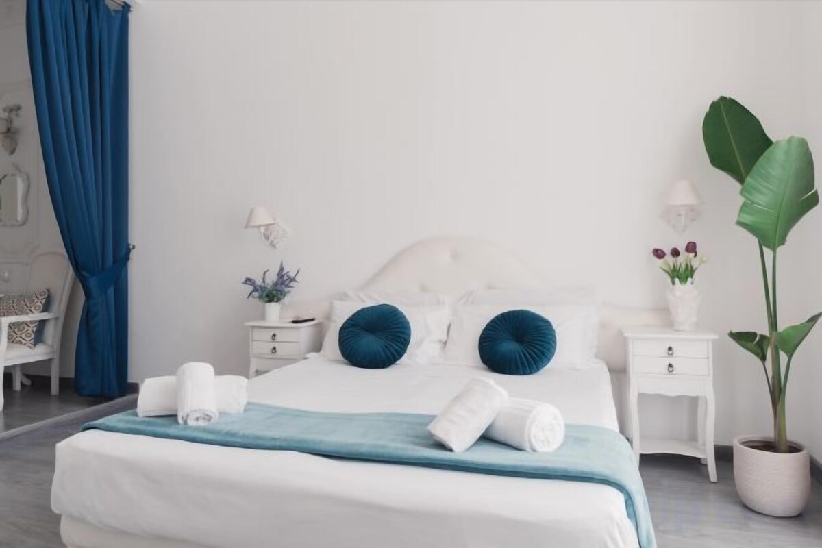 Hypo-allergenic bedding available, down comforters, minibar, desk