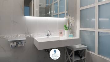 Superior-Vierbettzimmer | Badezimmer | Dusche, Haartrockner, Bidet, Handtücher