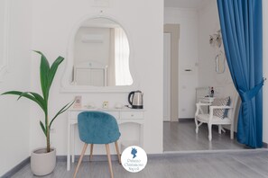 Quarto casal ou duplo clássico | Roupas de cama antialérgicas, edredons de pluma, frigobar, escrivaninha