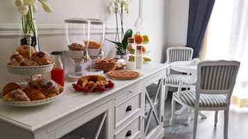 Free daily buffet breakfast