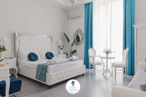 Habitación cuádruple superior | Ropa de cama hipoalergénica, edredón, minibar y escritorio 