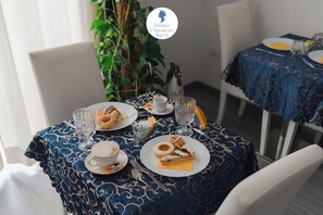 Café da manhã com buffet grátis todos os dias